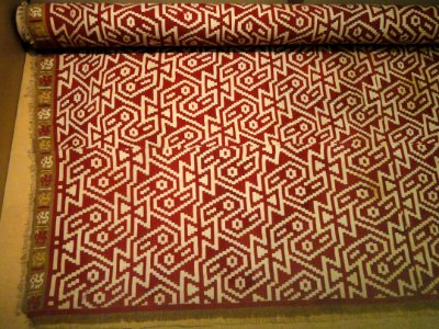 Slit tapestry mantle, of camelid fiber and cotton with stylized birds - Peruvian fabric in the American Museum of Natural History - DSC06086