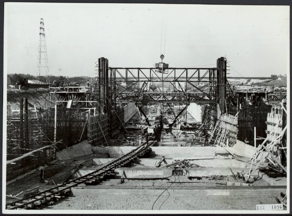 Sluisbouw te Tiel voor verbinding Amsterdam-Rijn. De lengte van de sluis wordt 3, Bestanddeelnr 123-1096