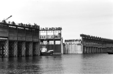 Sluiting Veerse Gat . Koningin Juliana aan boord van Piet Heyn, Bestanddeelnr 912-4000