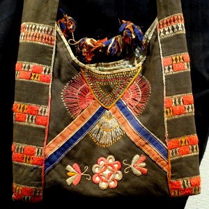 Small bag, Giay ethnic group, Lao Cai province - Vietnam National Museum of Fine Arts - Hanoi, Vietnam - DSC05254