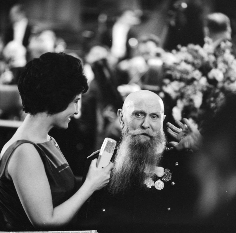 Sluitingsavond in Concertgebouw, Mies Bouwman met Syt van Rooy (93 jaar), Bestanddeelnr 914-7621