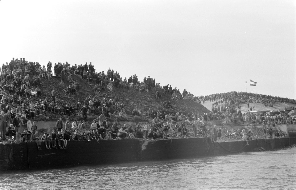 Sluiting Veerse Gat . Koningin Juliana aan boord van Piet Heyn, Bestanddeelnr 912-4003