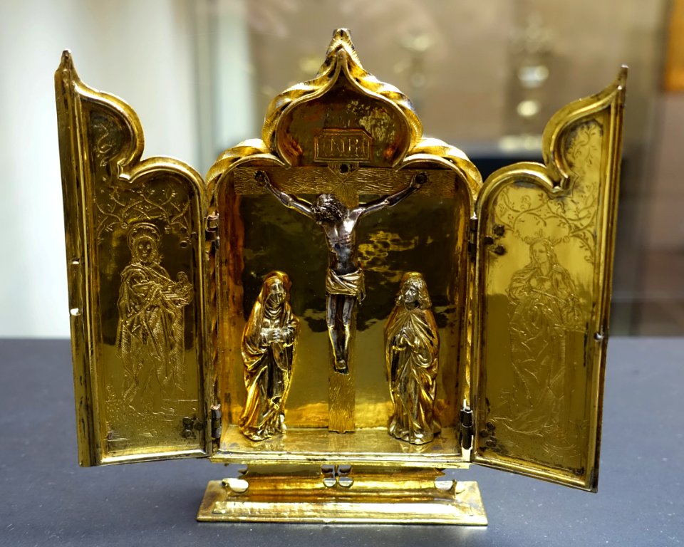 Small folding altar with crucifix scene, Cologne, c. 1500, copper, gilt and partially coated with silver - Museum Schnütgen - Cologne, Germany - DSC00123