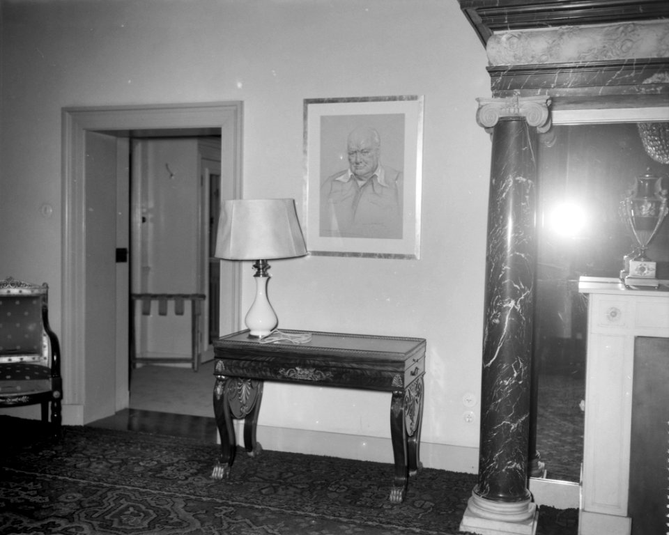 Slaapkamer van Prins Philip met portret van Churchill, Bestanddeelnr 909-3899