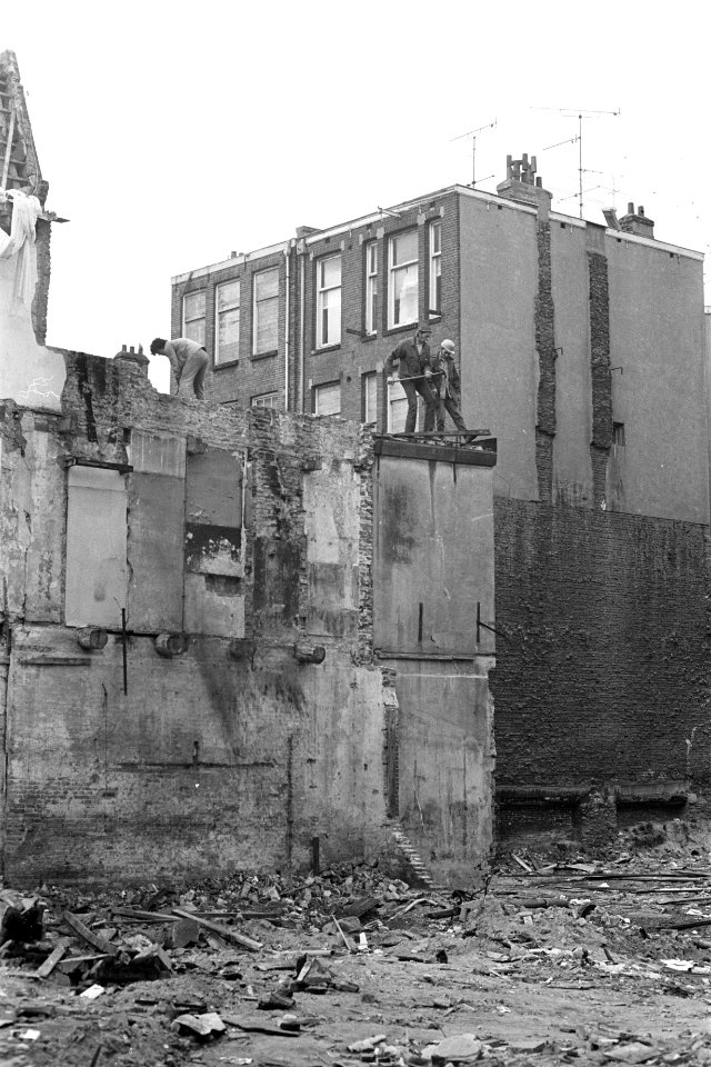 Sloop in de Dijkstraat in Nieuwmarktbuurt (Amsterdam) voor de metro, slopers aan het werk, Bestanddeelnr 926-3005
