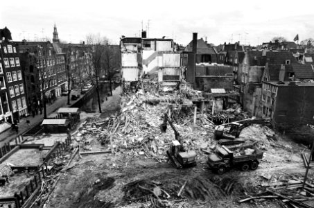 Sloop in Nieuwmarktbuurt Amsterdam overzicht puinhopen aan de Rechtboomssloot, Bestanddeelnr 927-8305