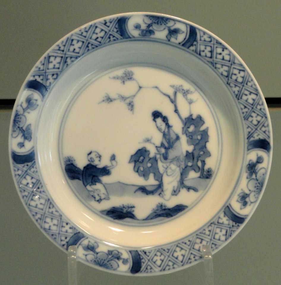 Small Dish with Woman and Child in a Garden, late 1600s, Jingdezhen, hard-paste porcelain with underglaze cobalt - Gardiner Museum, Toronto - DSC00717