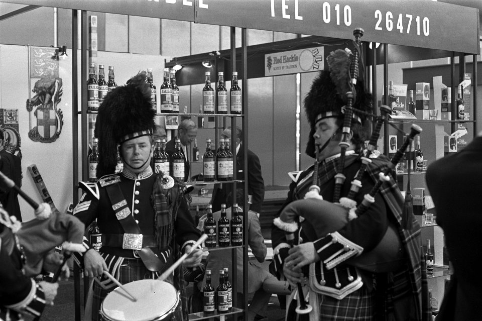 Slijtersvakbeurs in de RAI, Schotse pipers van de Red Hackles op de beurs, Bestanddeelnr 925-8688