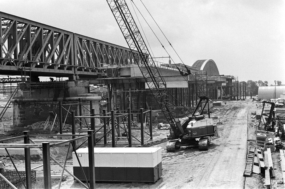 Sloop en begin bouw spoorbrug bij Culemborg, Bestanddeelnr 932-2267