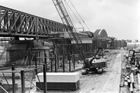 Sloop en begin bouw spoorbrug bij Culemborg, Bestanddeelnr 932-2267