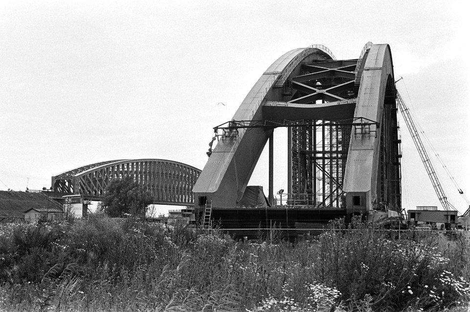 Sloop en begin bouw spoorbrug bij Culemborg, Bestanddeelnr 932-2268