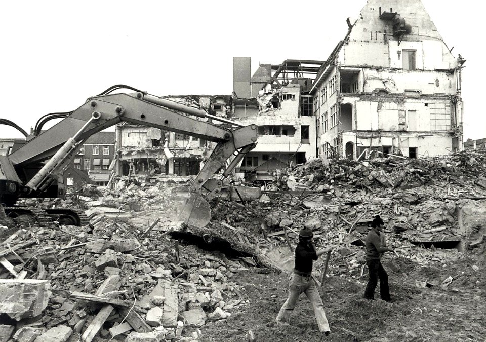 Sloop van het Spaarnestadcomplex. Aangekocht in 1980 van fotograaf C. de Boer. - Negatiefnummer 14968 k 37. - Gepubliceerd in het Haarlems Dagblad van 08.05.1980. Identificatienummer 54-0113, NL-HlmNHA 1478 25900 K 38
