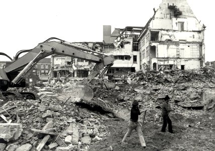Sloop van het Spaarnestadcomplex. Aangekocht in 1980 van fotograaf C. de Boer. - Negatiefnummer 14968 k 37. - Gepubliceerd in het Haarlems Dagblad van 08.05.1980. Identificatienummer 54-0113, NL-HlmNHA 1478 25900 K 38