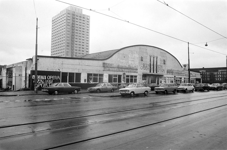 Sloop oude RAI in Amsterdam Okurahotel op achtergrond, Bestanddeelnr 928-3704
