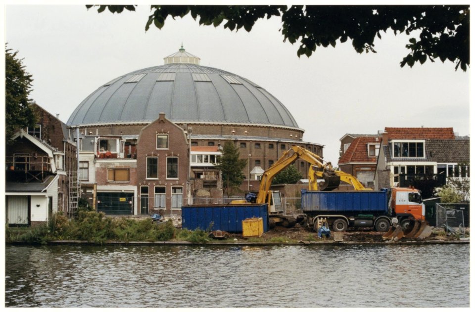 Sloop van oude panden in het Scheepmakerskwartier. Op de achtergrond Huis van Bewaring De Koepel'. NL-HlmNHA 54037230