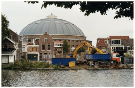Sloop van oude panden in het Scheepmakerskwartier. Op de achtergrond Huis van Bewaring De Koepel'. NL-HlmNHA 54037230