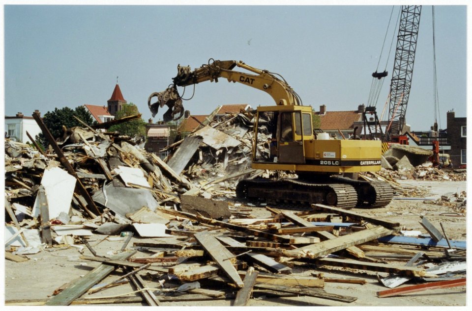 Sloop van het Albert Heyn filiaal dat sinds 1971 op het Soendaplein was gevestigd, vertraagd wegens bodemvervuiling van de voormalige NZH-remise. NL-HlmNHA 54036060