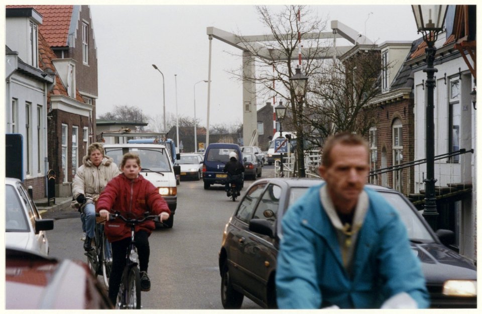 Sluipverkeer over de IJdijk ter hoogte van de Grote Sluis in Spaarndam. NL-HlmNHA 54036943
