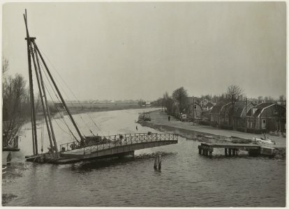 Sloop van de oude draaibrug over de Ringvaart, ter hoogte van de huidige woonkern Nieuwebrug, ziende naar het noorden