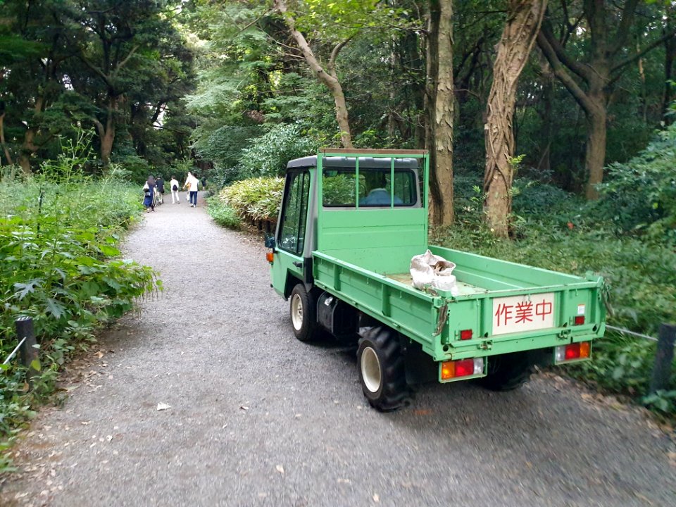 Small and super-slow gardening pickup vehicle