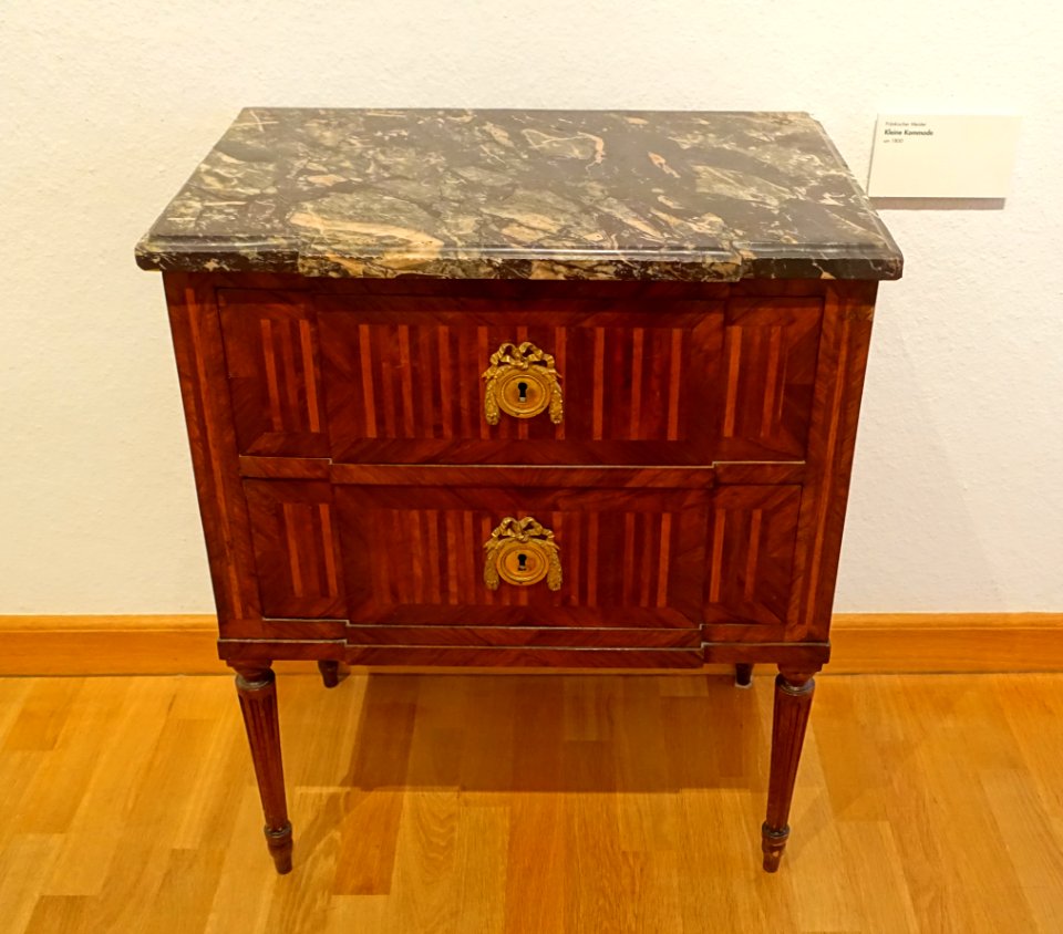 Small commode, Franconia, c. 1800 - Mainfränkisches Museum - Würzburg, Germany - DSC04662