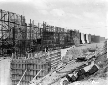 Sluisbouw bij Tiel. Betonijzer vlechten, Bestanddeelnr 903-9413