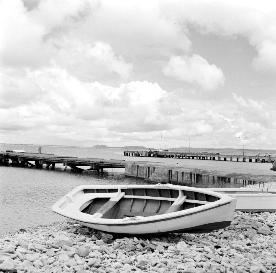 Sloep en steigers op Bonaire, Bestanddeelnr 252-3850
