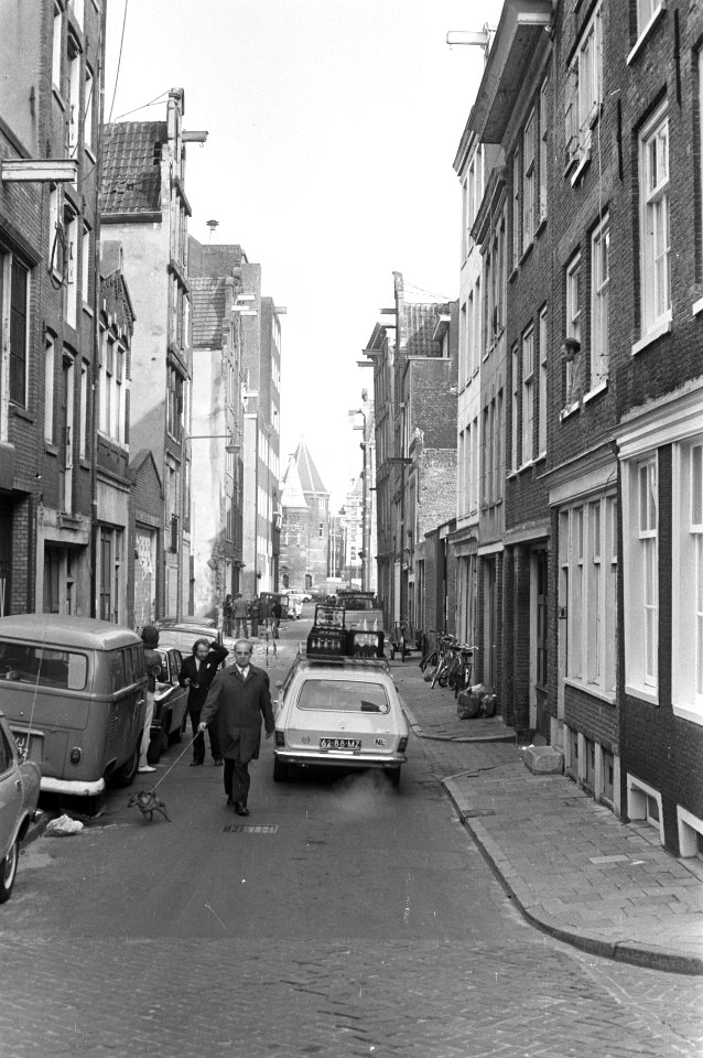 Sloop in de Dijkstraat in Nieuwmarktbuurt (Amsterdam) voor de metro, slopers aan het werk, Bestanddeelnr 926-3006