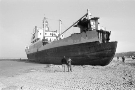 Sloop gestrande Stardust begonnen in s-Gravenzande voorkant reeds gesloopt, Bestanddeelnr 928-4080