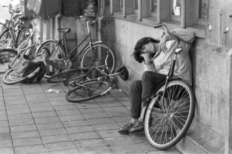 Slapen in open lucht in Amsterdam man slaapt op fiets bij CS, Bestanddeelnr 934-2900