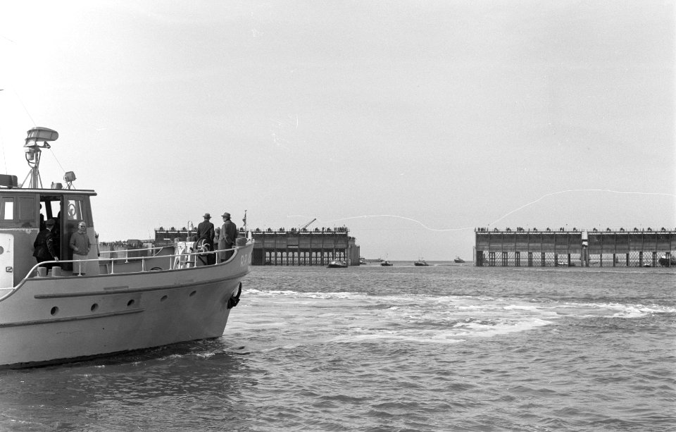 Sluiting Veerse Gat . Koningin Juliana aan boord van Piet Heyn, Bestanddeelnr 912-4001