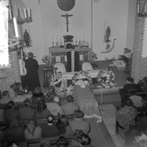 Sliedrecht. Kerk van O.L.Vrouwe van Altijddurende Bijstand. Requiemmis bij de be, Bestanddeelnr 916-1206