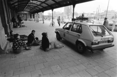 Slapende toeristen op stationsplein gewekt door de politie, Bestanddeelnr 933-0466