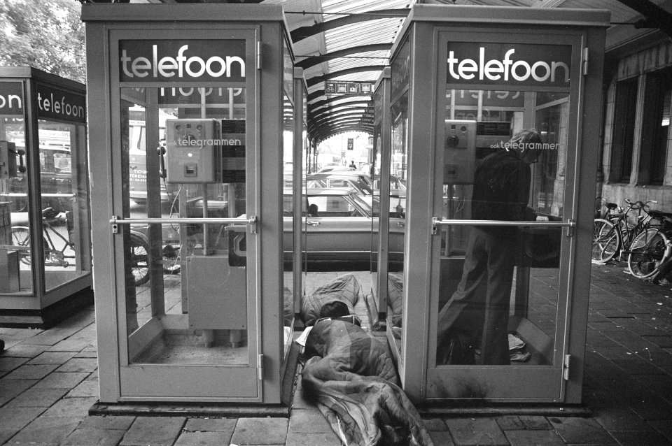 Slapers bij telefooncellen bij Centraal Station te Amsterdam, Bestanddeelnr 925-7167