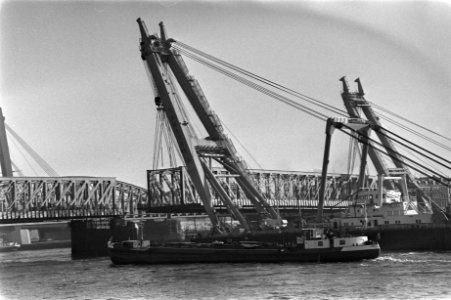 Sloop oude Willemsbrug in Rotterdam begonnen. Met twee drijvende kranen wordt ee, Bestanddeelnr 931-8626
