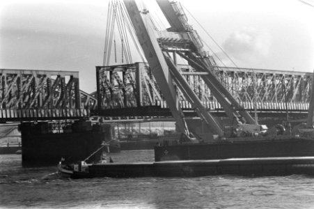 Sloop oude Willemsbrug in Rotterdam begonnen. Met twee drijvende kranen wordt ee, Bestanddeelnr 931-8627