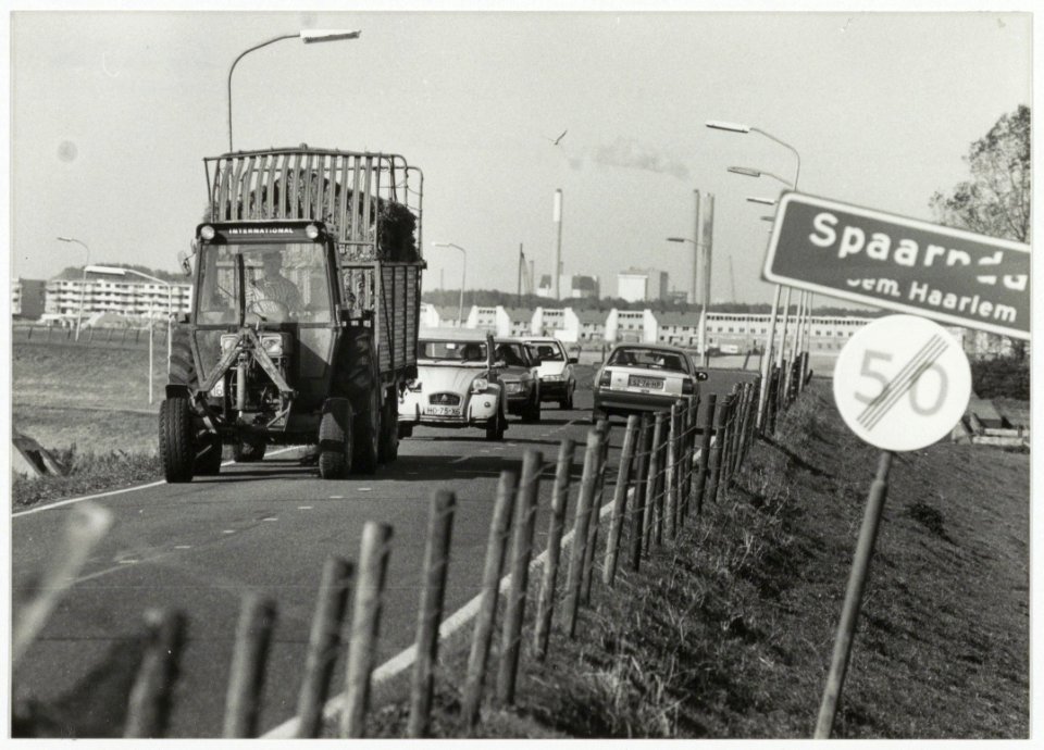 Slaperdijkweg ziende naar Velserbroek. NL-HlmNHA 54034033