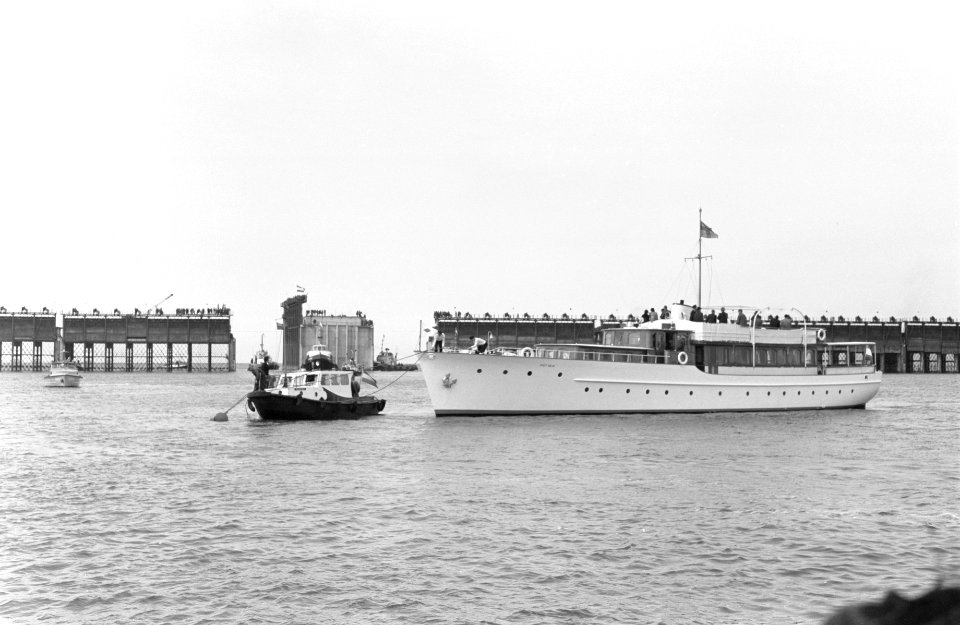 Sluiting Veerse Gat . Koningin Juliana aan boord van Piet Heyn, Bestanddeelnr 912-4002