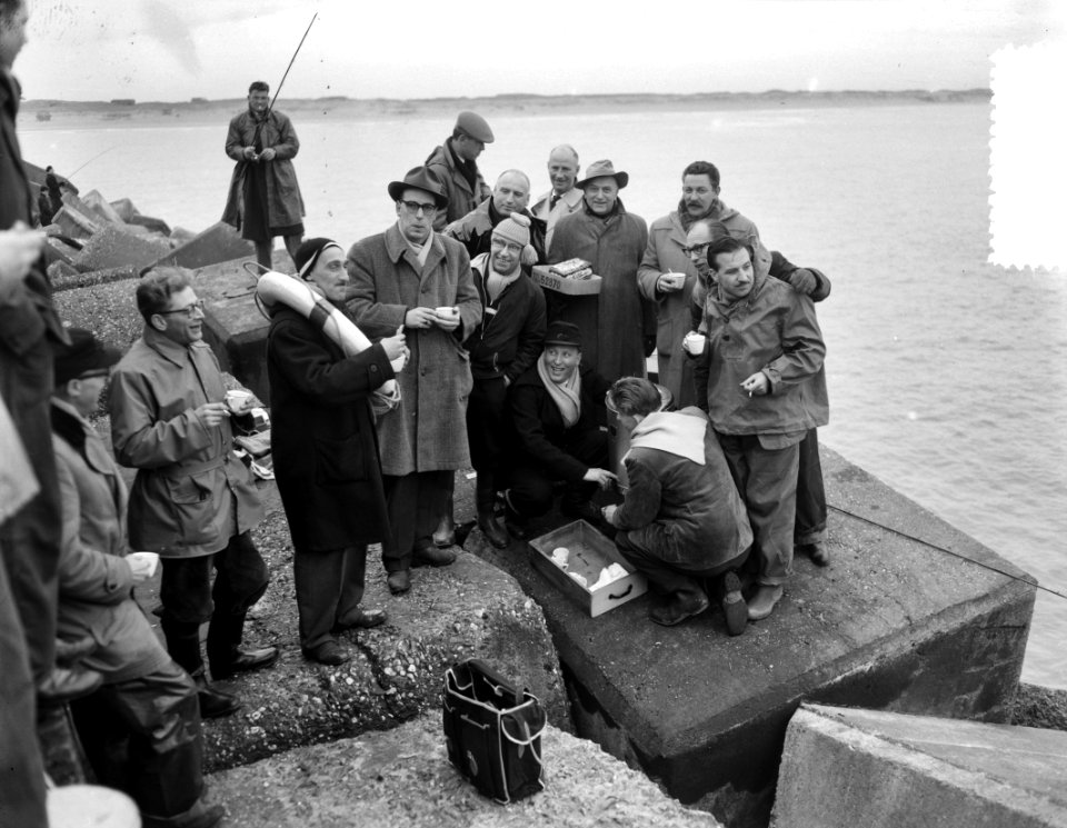 Sluiting visseizoen club der 100 Pier IJmuiden Max Tailleur en Cees de Lange, Bestanddeelnr 907-0150