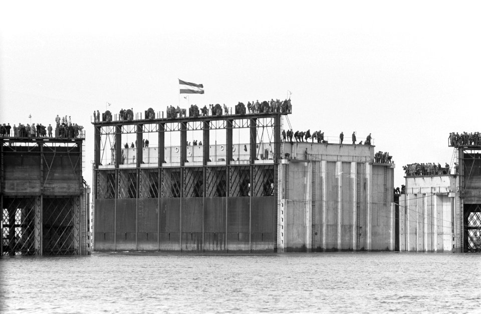 Sluiting Veerse Gat . Koningin Juliana aan boord van Piet Heyn, Bestanddeelnr 912-4005