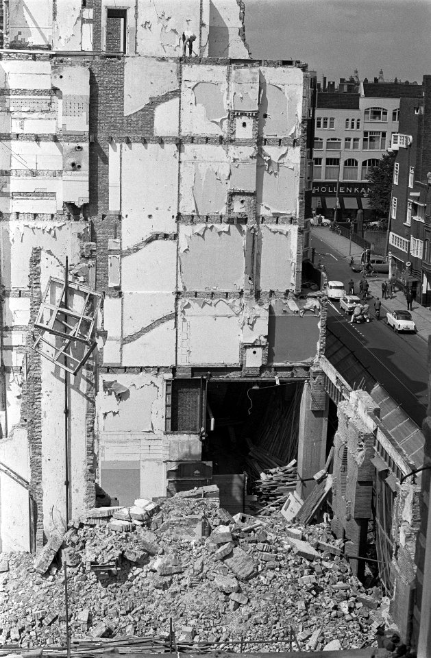 Sloop flats Vijzelstraat. De slopers zijn aan de muren va de bewuste winkeliers , Bestanddeelnr 915-3496