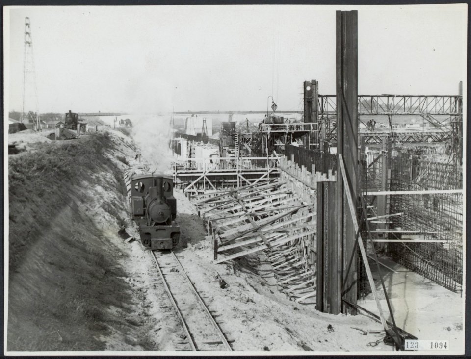 Sluisbouw te Tiel voor verbinding Amsterdam-Rijn. De lengte van de sluis wordt 3, Bestanddeelnr 123-1094