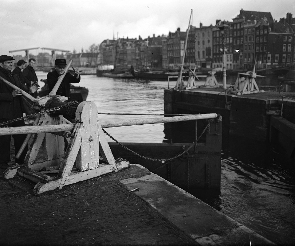Sluisje aan de Amstel wordt gebruikt vanwege de hoge waterstand, Bestanddeelnr 901-4651