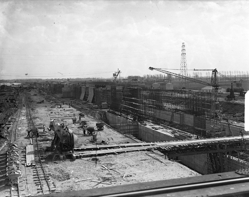 Sluisbouw bij Tiel. Betonijzer vlechten, Bestanddeelnr 903-9414