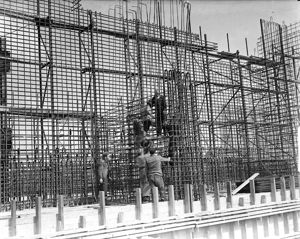 Sluisbouw bij Tiel. Betonijzer vlechten, Bestanddeelnr 903-9412