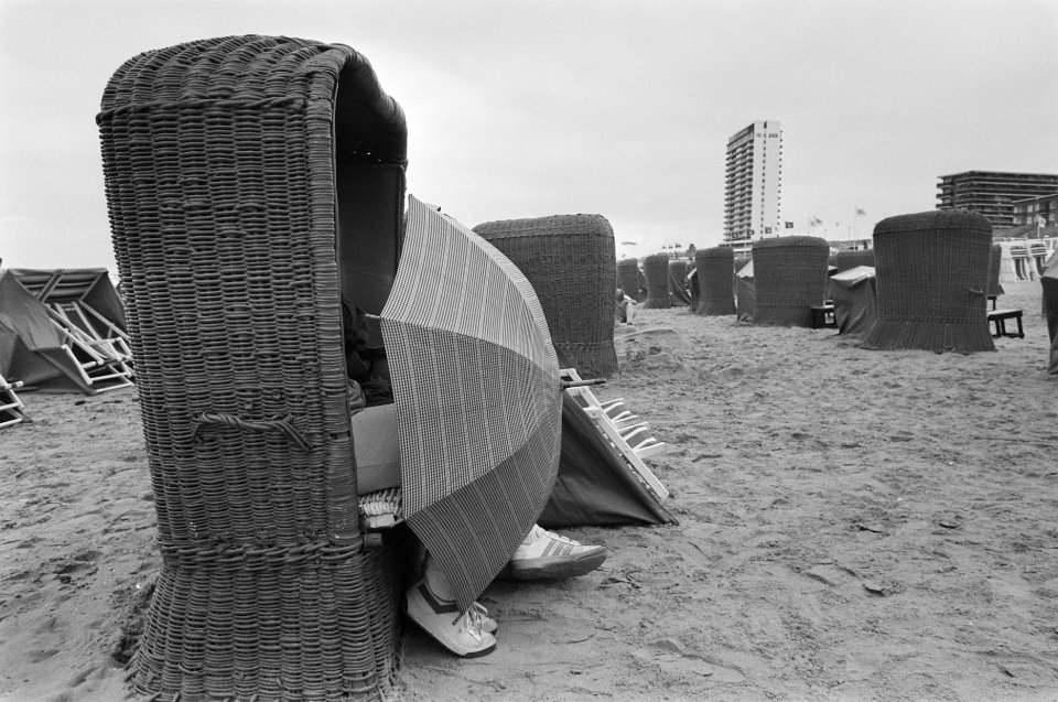 Slecht zomerweer, strand in Zandvoort, Bestanddeelnr 934-0439