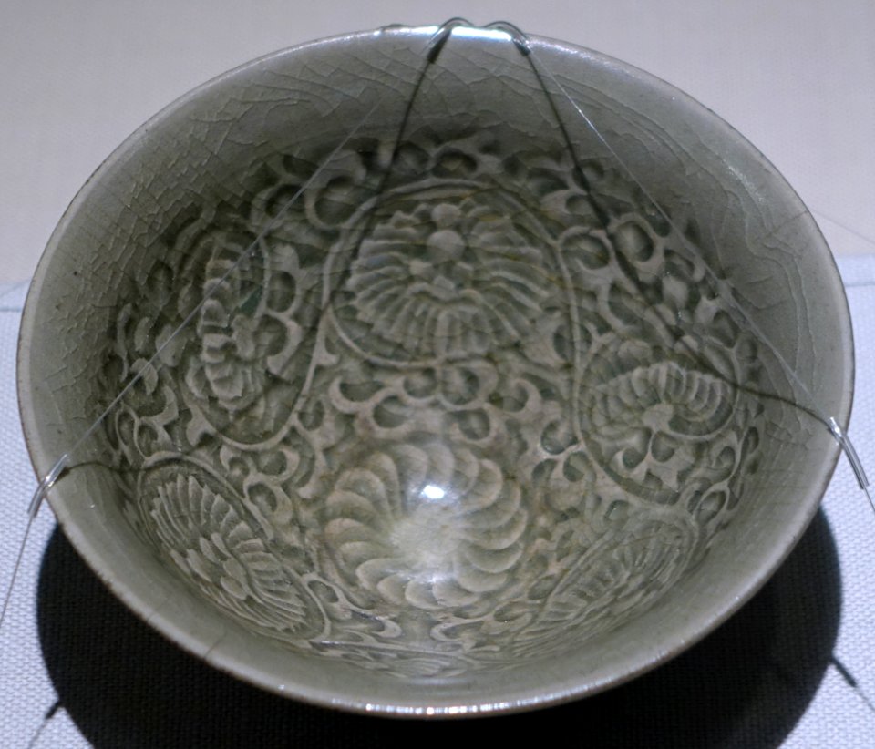 Small bowl with stamped arabesque design, China, Yaozhou kiln, Northern Song dynasty, 11th-12th century AD, celadon - Matsuoka Museum of Art - Tokyo, Japan - DSC07343