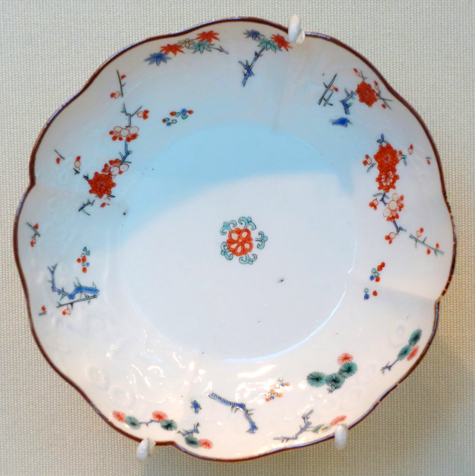Small lobed plate, Japan, Arita region, Saga, approx. 1800-1900, Kakiemon-type Arita ware, porcelainwith overglaze enamel - Asian Art Museum of San Francisco - DSC01483