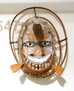 Small land-otter mask with caribou ruff - Jacobsen Yup'ik collection, 1883 - Ethnological Museum, Berlin - DSC01048