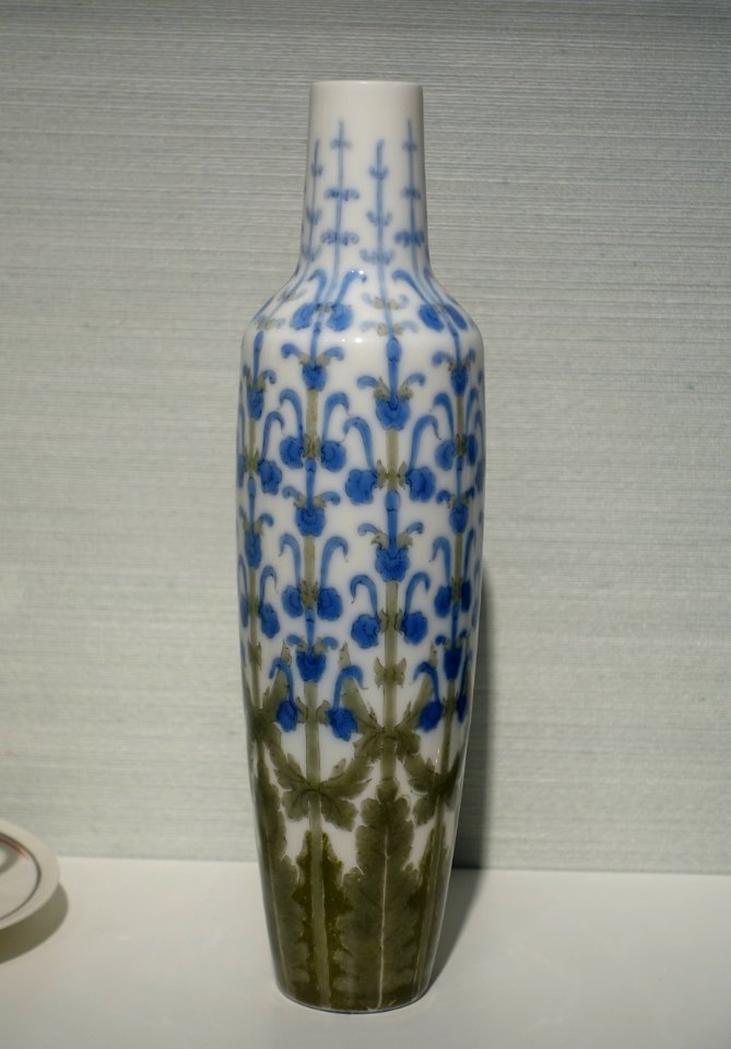 Slim vase, Sevres, 1897, porcelain - Hessisches Landesmuseum Darmstadt - Darmstadt, Germany - DSC00896